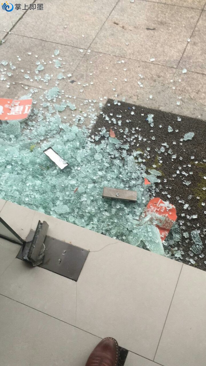 这风刮的,玻璃碎的,哗啦吓我一跳